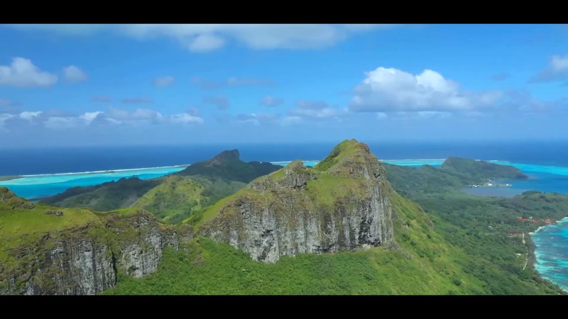 Lagon des îles Australes avec végétation tropicale et tempérée, Polynésie française