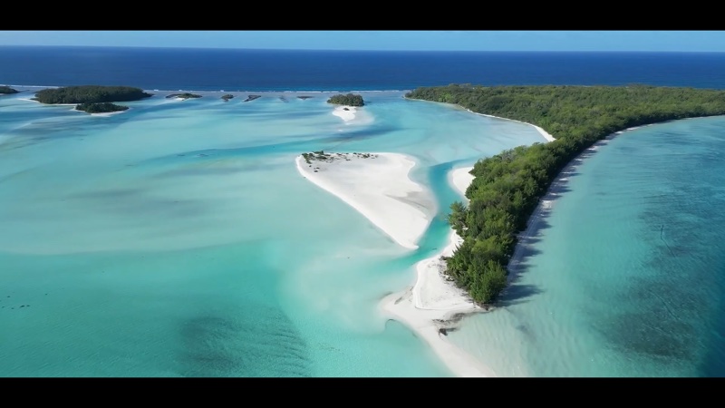 Vue des îles Australes — Raivavae : une île préservée des Australes, Polynésie française
